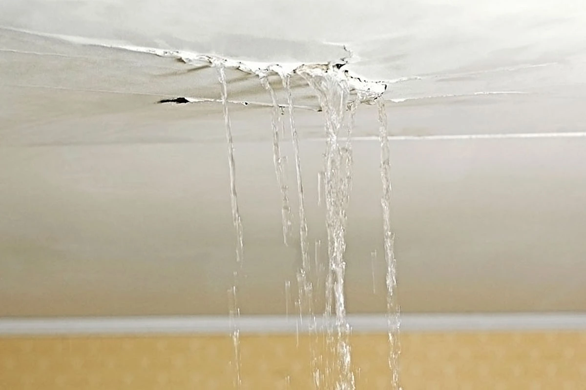 Estrutura de cobertura metálica com vazamento